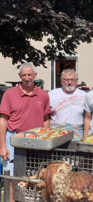 Les fondateurs de Marmo préparant un barbecue